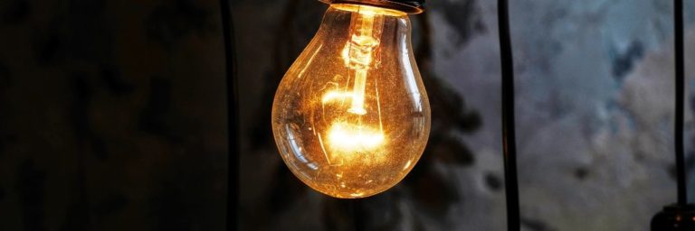 A crise energética é também hídrica. 12% das reservas de água doce do planeta estão no Brasil, mas falta água para girar as hidrelétricas.