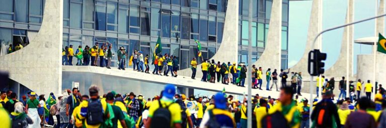 À primeira vista, a invasão e depredação dos três prédios representativos do Poder federal em Brasília - Congresso, Planalto e STF - se resumiria a excessos praticados por uma minoria radical e golpista.