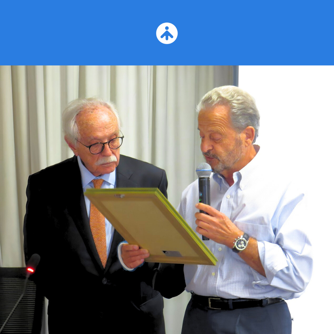 Rafael Vecchiatti, presidente do ATLÂNTICO, presenteou Modesto Carvalhosa com uma placa comemorativa trazendo uma reflexão do General Mac. Arthur sobre a juventude. 